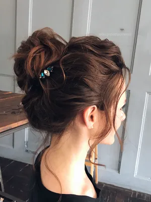 Высокий пучок на волосы до плеч. Updo for the medium hair | Волосы до плеч,  Причёска для невесты, Идеи причесок