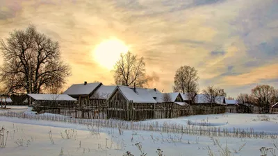 Русская деревня зимой Мужчина несет ребенка на санях по улице, покрытой  снегом Висимская деревня Редакционное Стоковое Фото - изображение  насчитывающей заморозок, деревенский: 161729588