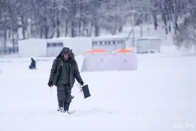 Лещей лучше ловить ночью». Сходили на Чижовское водохранилище и  познакомились с любителями зимней рыбалки