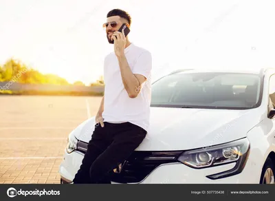 Водитель-мужчина стоит рядом с автомобилем с ключом в руке и улыбается  Стоковое Изображение - изображение насчитывающей человек, владение:  158884649