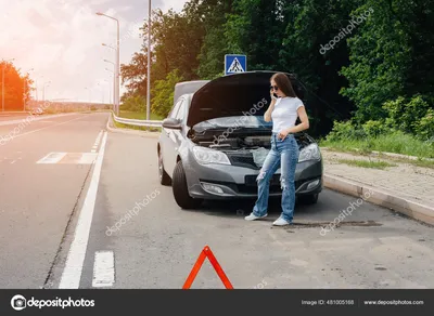 Усталый мужчина, наклоняющийся к плечу своей подружки рядом с разбитой  машиной - стоковое фото 726769 | Crushpixel