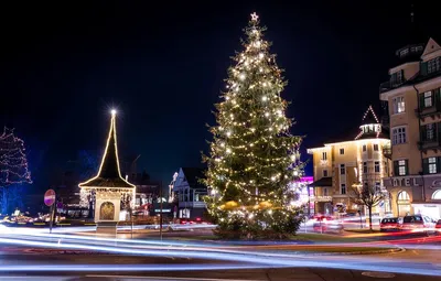 Обои зима, ночь, улица, елка, Австрия, Новый год, гирлянды картинки на  рабочий стол, раздел новый год - скачать