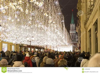 Гирлянды рождества на улице Nikolskaya Редакционное Фото - изображение  насчитывающей сумерки, гирлянда: 122892666