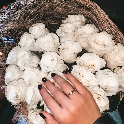 Цветы. Белые розы. Кольцо. Предложение руки и сердца | Предложение руки и  сердца, Букет из роз, Радужные блики