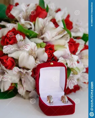 Обручальные кольца в розовых цветах Стоковое Фото - изображение  насчитывающей жених, супружество: 128863370