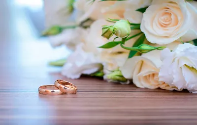 Свадебные кольца в коробке с цветами в руках невесты Сведения о свадьбе  Стоковое Изображение - изображение насчитывающей церемония, романтично:  180039959