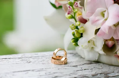 Свадебные кольца и цветы - 56 фото