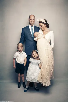 Королевская семья показала официальные фото с крестин принца Луиса