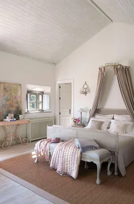 Дизайн спальни в частном доме с белыми стенами