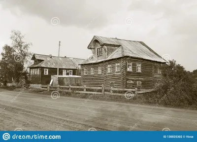 Старые деревянные дома в северной русской деревне Стоковое Фото -  изображение насчитывающей ð½ð¸ðºñ‚o, ð»ñƒñ‡: 130025302