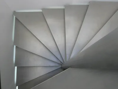 Размеры ступеней лестниц – основополагающий фактор, влияющий на  комфортность и безопасность эксплуатации подъемной конструкции. Как  рассчитать основные размеры ступеней. ГОСТы и СНИПы, регламентирующие эти  показатели
