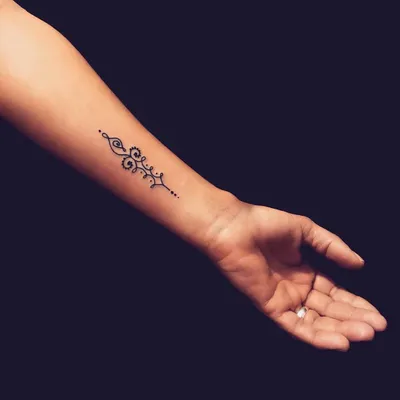 Кому тату: иероглифы, рыбки, змеи и примеры других маленьких татуировок для  девушек | Mixnews