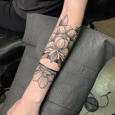 Цветочная тату вокруг руки у девушки - фото татуировок