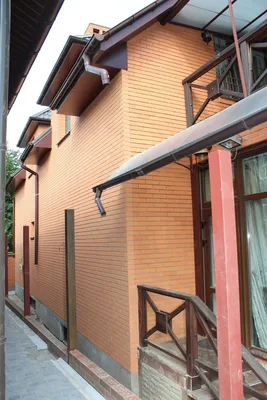 Фото утепления фасадов дома и отделка декорированием \"под кирпич\".