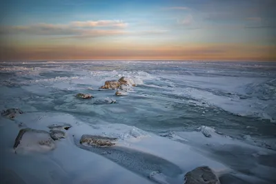 Из суровой зимы открывается вид на побережье Черного моря в Одессе Огромные  льды и причалы в растениях льда и ледяных льдов Стоковое Изображение -  изображение насчитывающей камни, жестковато: 157651301