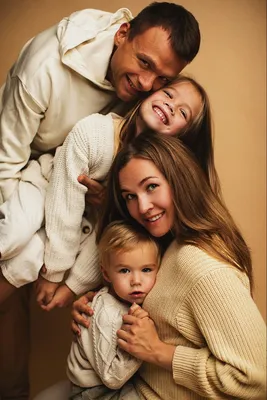 Family Photoshoot in studio | Семейные портреты, Одежда для семейного фото,  Фотография семейного портрета