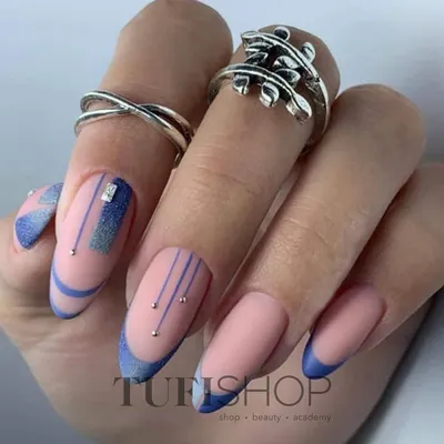 Маникюр голубой с серебром - идеи на короткие и длинные ногти