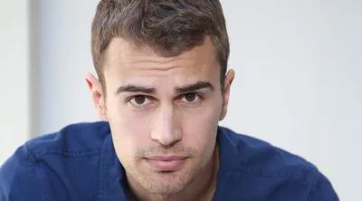 Тео Джеймс (Theo James ) биография и фильмография актёра, свежие новости,  фото и фильмы с актёром