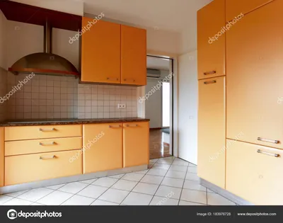 Цветной интерьер кухни стоковое фото ©Zveiger 183976728
