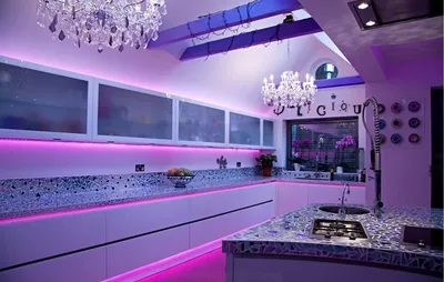 Кухни Шкафы-Купе Индивидуально - Гармоничный проект, двухцветного кухонного  гарнитура. - 🔹 Тренд - цветные кухни, находятся на пике популярности.  Навесные шкафы, как правило, делаются светлее, чем нижние, так как они  визуально облегчают
