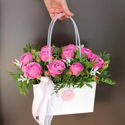 Купить композицию из сборных цветов в сумочке с доставкой