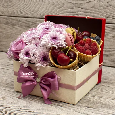 Цветочная композиция с ягодами «Ксения» — магазин подарков Макс-ГИФТ