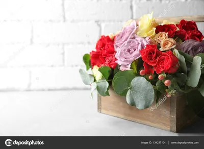 Съедобный цветы в деревянной коробке Стоковое Фото - изображение  насчитывающей кулинарно, завод: 187521978