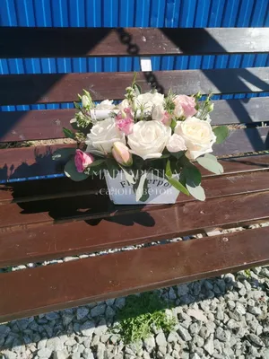 Розовые розы в шляпной коробке по низкой цене в СПб.