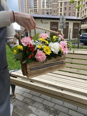 Цветы в деревянных ящиках - композиции из живых цветов