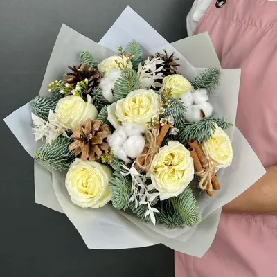 Новогодний букет Нобилис, белые пионовидные Розы и шишки, Цветы и подарки в  Ставрополе, купить по цене 2800 руб, Авторские в Букетио с доставкой |  FlowWoW