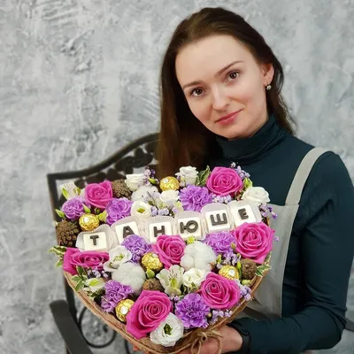 Композиция Танюше из роз, цветов хлопка, шишек и конфет, Цветы и подарки в  Москве, купить по цене 4796 руб, Цветы в коробке в Талисман Флора с  доставкой | Flowwow
