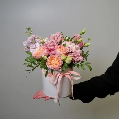 Боска: цветы в шляпной коробке за 3990 по цене 3990 ₽ - купить в RoseMarkt  с доставкой по Санкт-Петербургу