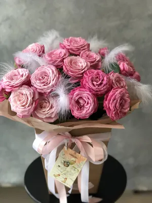Композиция №039 розы в коробке с перьями - Цветочная лавка «Blooming Garden»