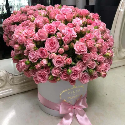 Кустовые розы в коробке в форме шара | Бесплатная доставка цветов по Москве