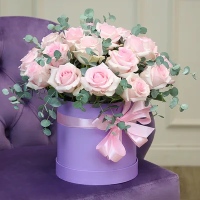 Купить цветы Букет Букет в шляпной коробке из роз и эвкалипта в интернет  магазине в СПб