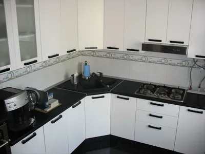 Кухня Модерн белая, столешница черная от компании Бау Мебель купить в  городе Пятигорск