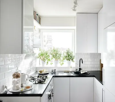 Белая кухня с черной столешницей и фартуком: темные оттенки в оформлении  интерьера
