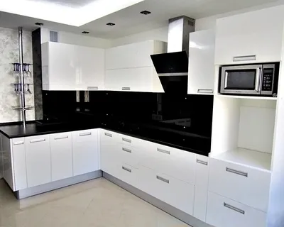 Белая глянцевая кухня с черной столешницей - 65 фото