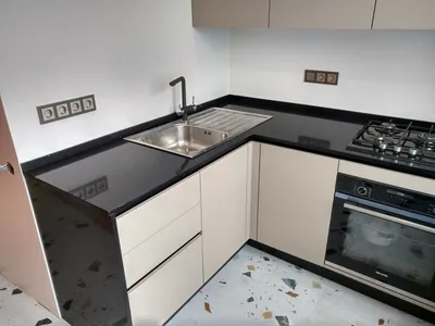 Черная кварцевая столешница в маленькой кухне, мебель для кухни — Идеи  ремонта