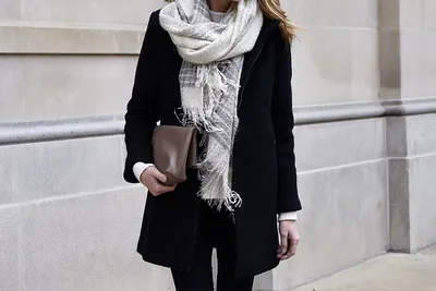 Черное пальто и белый шарф - 71 фото