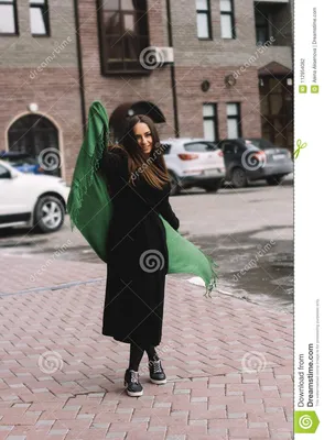 молодая женщина в черном пальто и зеленом шарфе Стоковое Фото - изображение  насчитывающей платье, длиной: 112954082