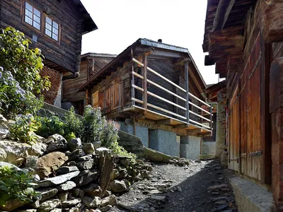 Деревенское шале в Швейцарии: суровый вид и современный комфорт