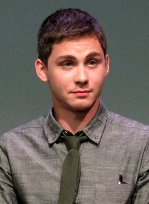 logan lerman | Salt and pepper hair, Logan lerman, Actors