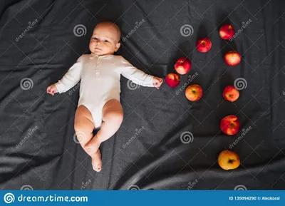 Newborn мальчик 4 месяцев Кавказский ребенок в белом Bodysuit Стоковое Фото  - изображение насчитывающей ребенок, кавказско: 135094290