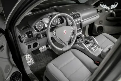Porsche Cayenne - новый салон из натуральной кожи. Перетяжка руля,  аквапринт пластика и декоративное тиснение на подголовниках.