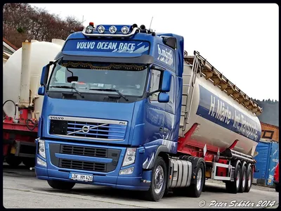 Синий Volvo FH13 с аксессуарами для освещения