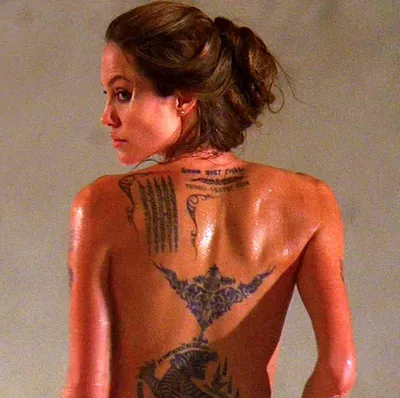 Татуированная спина Анджелины Джоли в центре рекламы парфюма | МоёТату —  тату-культура | Дзен