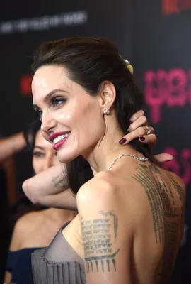 RockIT - Анджелина Джоли. Тази надарена актриса,благословена с зашеметяващ  външен вид има една дузина татуировки и очевидно няма никакво намерение да  спре да украсява тялото си. На лявата си ръка,актрисата, има изписан