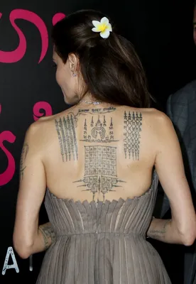 Анджелина Джоли подчеркнула свои татуировки откровенным платьем (ФОТО)