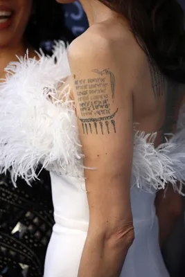 Анжелина Джоли и ее татуировки